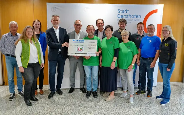 Ein großer Erfolg: Der Spendenlauf „Gersthofen läuft“ brachte 20.000 Euro ein, die im Juli im Rathaus der Lebensmittelausgabestelle „Gersthofer Tisch“ übergeben wurden. | Foto: Stadt Gersthofen (Kai Schwarz)