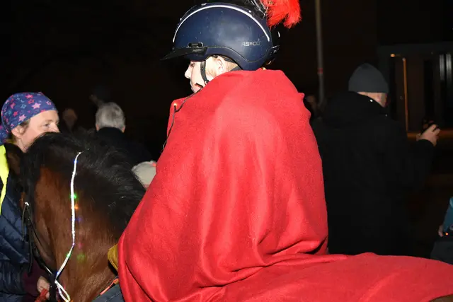 Ein junger St. Martin führte den Laternenumzug auf einem Pferd an