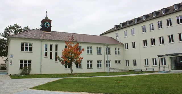 Bis voraussichtlich Dezember 2027 ist die Verwaltung  und die Bücherei der Marktgemeinde Meitingen im ehemaligen SGL-Verwaltungsgebäude an der Werner-von-Siemens-Straße untergebracht.  | Foto: Peter Heider