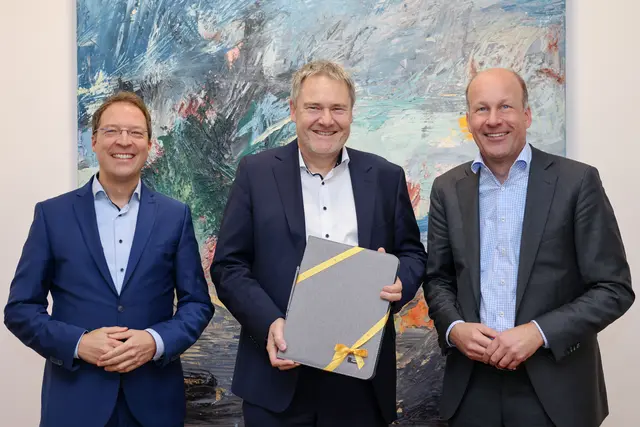 Landrat Martin Saile (rechts) und Christopher Schuhknecht, Geschäftsbereichsleiter Kreisentwicklung und Kreiseinrichtungen im Landratsamt Augsburg, begrüßten Andreas Oberhofer im Landratsamt. | Foto: Julia Pietsch