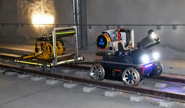 Vielseitiges Kraftpaket: Mit dem Roboter kann schweres Gerät in den Gleisbereich der Straßenbahn gebracht werden. Er ist außerdem mit einer Kamera und Wasserwerfer ausgestattet. | Foto: swa / Thomas Hosemann