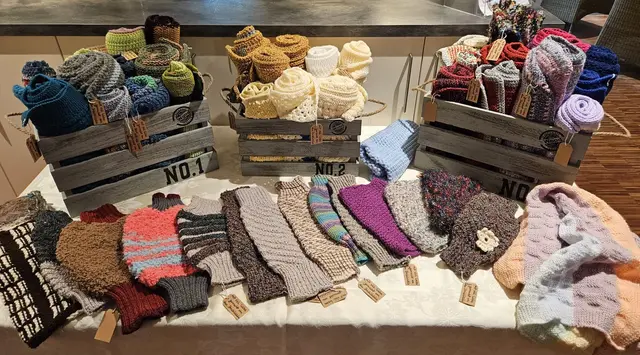 Hier konnten sich die Bewohner:innen ihre Decke oder ihren Muff persönlich aussuchen. | Foto: Angelika Koch