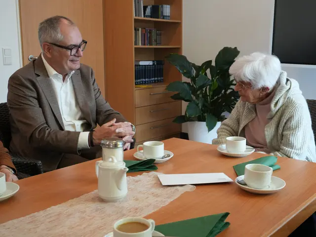 Michael Wörle, Erster Bürgermeister, gratulierte Amalie Lindner zum 105. Geburtstag und sprach mit ihr über ihr Leben, die Stadt und das Weltgeschehen. | Foto: Stadt Gersthofen (Kai Schwarz)