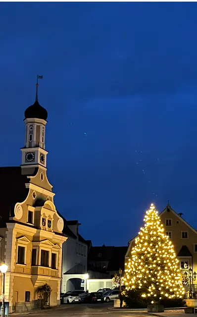 Historisches Rathaus Friedberg mit Weihnachtsbaum und "kleinem Wagen"
beim näheren Betrachten des Himmels ist über dem Weihnachtsbaum der
"kleine Wagen" sichtbar.