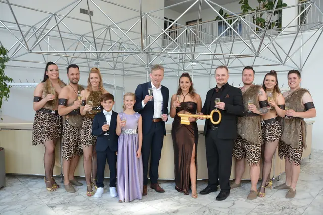 Erster Bürgermeister Richard Greiner überreicht den Rathausschlüssel an die Narren der Narrneusia. | Foto: Isabella Eichner