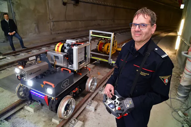 „Roboter“ ist eigentlich der falsche Begriff, schließlich wird das Spezialfahrzeug von Josef Wenisch von der Berufsfeuerwehr Augsburg ferngesteuert. | Foto: swa / Thomas Hosemann