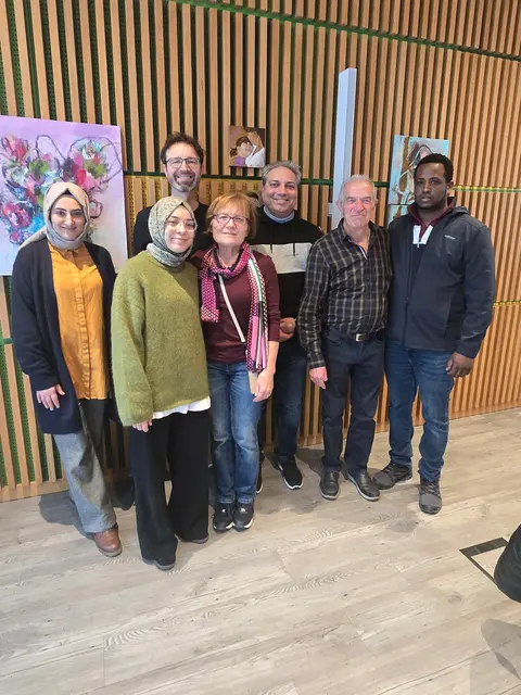 Das Organisationsteam von der Aktion „Spielen verbindet“ in der Begegnungsstätte du &amp; hier.
Hintere Reihe: Stefan Krug, Mattheus Röhlinger
Vordere Reihe: Özlem Cirit, Elif Binici, Elisabeth und Felice Minervini, Mobatsen Tesfasgi
 | Foto: Stadt Gersthofen (Kai Schwarz)