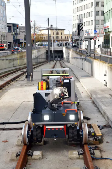 Weltweit einmalig: Der neue „Löschroboter“ ist das erste Spezialfahrzeug dieser Art, das auf Schienen fahren kann. | Foto: swa / Thomas Hosemann