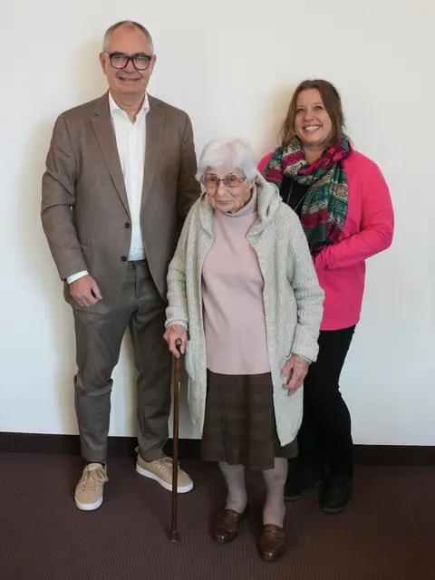Von links: Amalie Lindner, älteste Bürgerin der Stadt Gersthofen, feierte ihren 105. Geburtstag. Michael Wörle, Erster Bürgermeister, Amalie Lindner, und Stefanie Hurtner, Einrichtungsleitung Paul-Gerhardt-Haus.  | Foto: Stadt Gersthofen (Kai Schwarz)
