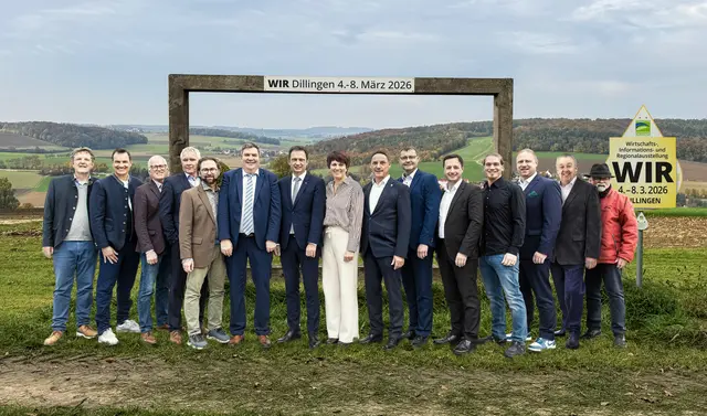 Im Bild (von links): Messeorganisator Josef Albert Schmid, Markus Grimminger (WV Dillingen), Bürgermeister Simon Peter (VG Holzheim), Thomas Wagner, Manuel Schuster (beide WV Aschberg), Landrat Markus Müller, Dillingens Oberbürgermeister Frank Kunz, Bürgermeisterin Katja Müller (Lauingen), Bürgermeister Dieter Nägele (Gundelfingen), Bürgermeister Stephan Karg (Höchstädt), Alexander Wittgruber und Thomas Deisler (beide WV Gundelfingen), Fabian Weiß (WV Höchstädt), Alois Jäger (Wirtschaftsinitiative Lauingen) und Karl Aumiller (WV Dillingen).      | Foto: JWS