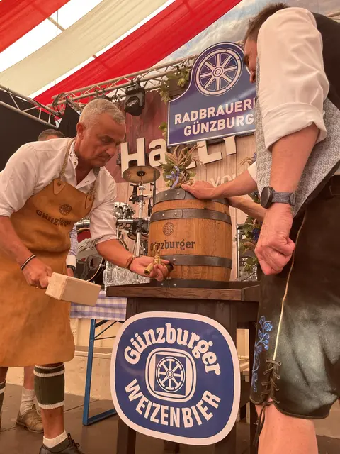 Zum letzten Mal stach Jauernig 2025 das Fass zum Günzburger Volksfest an. Wer führt die Tradition 2026 fort? | Foto: Michael Lindner/Stadt Günzburg