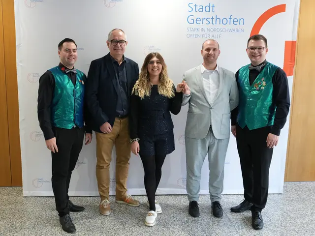 Freuen sich über den Startschuss für eine ereignisreiche und fröhliche Faschingssaison: Tobias Gaugenrieder, Michael Wörle, Prinzessin Selina I., Prinz Matthias II. und Sebastian Pfiffner. | Foto: Stadt Gersthofen – Kai Schwarz