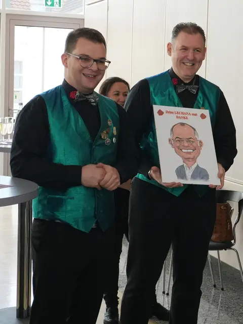 Sebastian Pfiffner und Holger Franz von der Faschingsgesellschaft Lechana haben als Dankeschön eine Karikatur des Bürgermeisters Michael Wörle mitgebracht, um sich für seine und die Unterstützung der Stadt Gershofen zu bedanken. | Foto: Stadt Gersthofen – Kai Schwarz