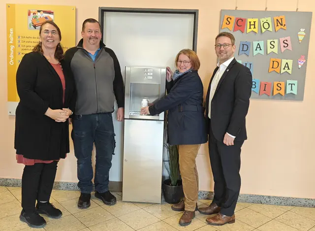 Von der Wasserqualität überzeugten sich bei der symbolischen Einweihung Schulleiterin Doris Emler-Gschossmann, Hausmeister Tomas Schynoll, Fördervereinsvorsitzende Angela Martl und Zweiter Bürgermeister Josef Dußmann (v. l.).