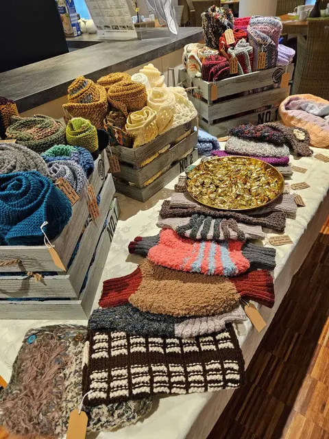 So präsentierten die Stricklieseln ihre mitgebrachten Geschenke. | Foto: Angelika Koch