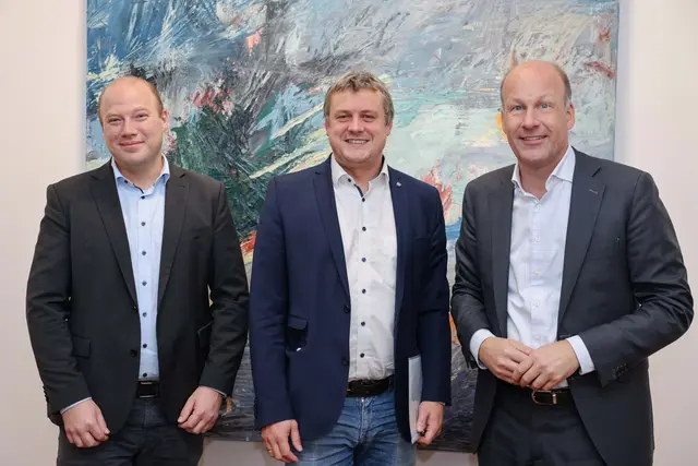 Landrat Martin Sailer (rechts) und Andreas Leupolz, Geschäftsbereichsleiter Umweltrecht im Landratsamt Augsburg (links), tauschten sich Rainer Droste zu aktuellen Themen rund um Forstwirtschaft und Windenergie aus. | Foto: Julia Pietsch