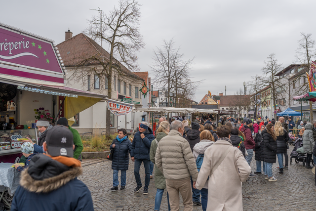Modernes Laser-Design auf Geschirr, leckere Schmankerl, buntes, herbstliches Modesortiment und Haushaltswaren - allerlei Dinge zum Gucken und Anfassen: Der Friedberger Martini-Markt 2025 war für viele Besucher eine willkommene Sonntagsabwechslung. | Foto: FSeventfoto