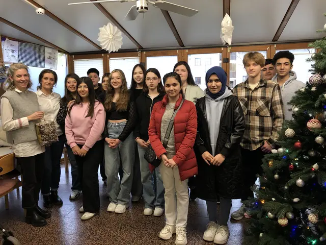 Foto: Die Deutschklasse der Mittelschule und ihre Lehrerin Ines Brinker besuchen immer wieder einmal die Seniorinnen und Senioren im Laubenbach.