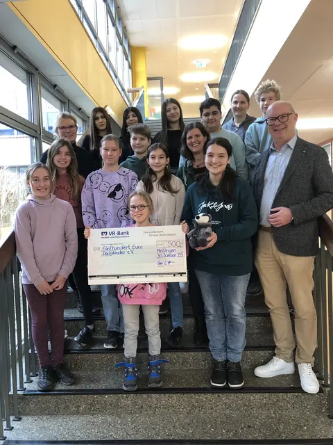 Foto: Bei einem Schulprojekt wurden unter der Regie von Martina Forestieri und Rebekka Pandel Plätzchen gebacken und verkauft. Der Erlös von 500 Euro ging an die Dachskinder e.V. .