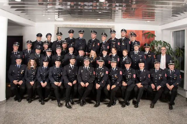 Michael Wörle, Erster Bürgermeister, sowie Vertreter der FFW Gersthofen, Batzenhofen, Edenbergen, Hirblingen und Rettenbergen beim Feuerwehrehrenabend im Gersthofer Rathaus.  | Foto: Anja Wanner