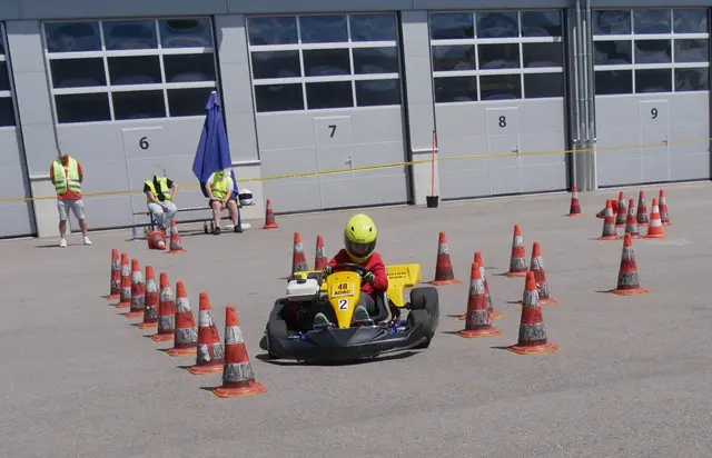 Rasant geht es für die MCler durch den Pylonenwald! | Foto: Tanja de la Vigne