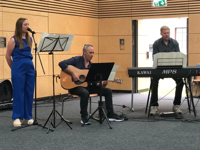 Foto: Die Lehrerband mit Elli Spanier, Klaus Edenhofer und Matthias Paesler erfreut immer wieder mit ihren tollen Auftritten. 