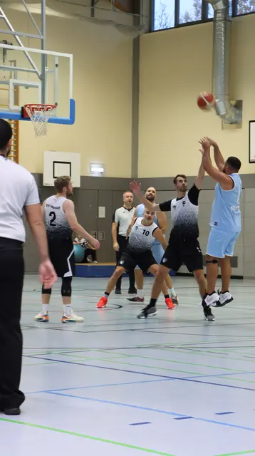 Buja, B. mit einem 2-Punkt Wurf gegen den Verteidiger