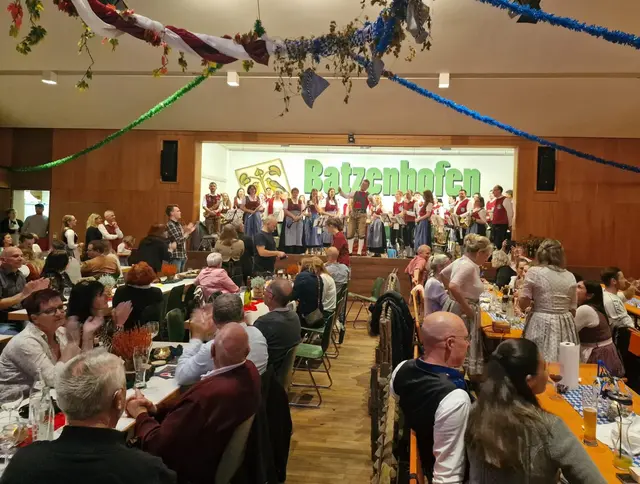 Die wunderschön und einladend geschmückte Mehrzweckhalle mit der das Fest ausrichtende Blaskapelle Batzenhofen e.V.. | Foto: Musikverein Batzenhofen