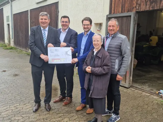 Im Bild (von links): Landrat Markus Müller, Bürgermeister Tobias
Steinwinter, MdL Manuel Knoll, Provinzleiterin Schwester Martina
Schmidt und Bürgermeister Walter Joas. | Foto: Peter Hurler