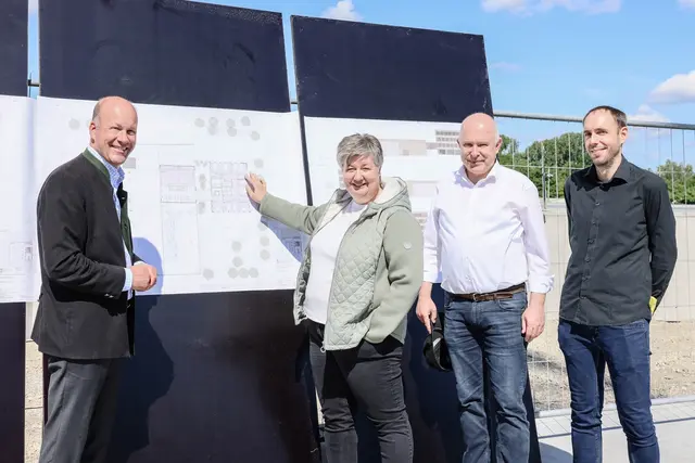 Baustelle Umweltkompetenzzentrum (von links): Martin Sailer, Daniela Bravi, Frank Lattke und Andreas Ströhle | Foto: Julia Pietsch