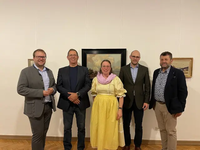 v.l. 1. Vorsitzender des Historischen Vereins Günzburg e.V. Stefan Baisch, Sammler Heinz-Joachim Leisten, Kuratorin der Ausstellung und Museumsmitarbeiterin Julya Berzen M.A., Museumsleiter und Stadtarchivar Dr. Raphael Gerhardt, 2. Vorsitzender des Historischen Vereins und Museumskustos Rudolf Kombosch | Foto: Historischer Verein Günzburg/Rauner