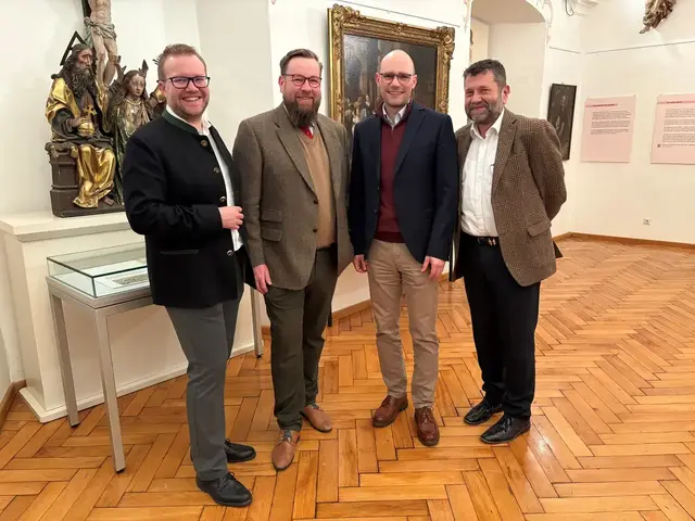 freuen sich über ein gelungenes 15. Geschichtsforum v.l. Stefan Baisch (1. Vorsitzender des Historischen Vereins Günzburg, Historiker Simon Paintner-Frei, Dr. Raphael Gerhardt (Museumsleiter und Stadtarchivar), Rudolf Kombosch (2. Vorsitzender des Historischen Vereins Günzburg) | Foto: Ost/Historischer Verein Günzburg