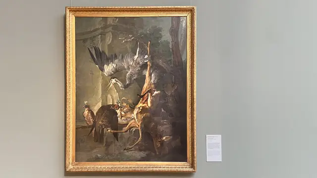 „Jagdbeute mit totem Reh“ von Jean-Baptiste Oudry (1686 – 1755) aus dem Jahr 1721. Oudry hatte sich in Paris auf Jagdszenen spezialisiert, die er für die Schlösser französischer Könige malte. Das Gemälde zeigt nicht nur ein aufgehängtes Reh, sondern einen gefangenen Reiher und zwei lebende Falken. Foto: Helmut Kuzina