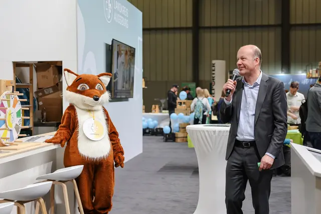 Landrat Martin Sailer und Landkreis-Maskottchen Zorro auf der Messe AFAIR. | Foto: Julia Pietsch