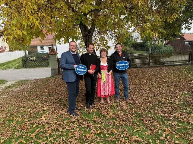 Übergabe der Hausnamensschilder in Deffingen v.l. 1. Vorsitzender des Historischen Vereins Günzburg Stefan Baisch, Kaplan Norbert Rampp, Vorsitzende der Frauen- und Müttergemeinschaft Deffingen Ilse Großklaß, Martin Schiessel (Terrasond) | Foto: Baisch/Historischer Verein Günzburg