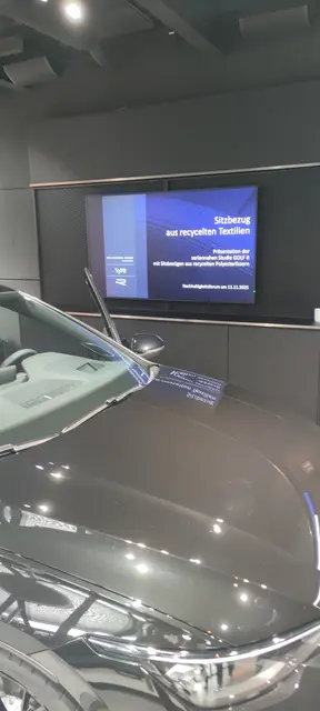 Aus recycelten Polyesterfasern (gewonnen aus Altkleidern) kann per chemischem Recycling ein qualitativ neuwertiger Rohstoff für die Produktion von Sitzbezügen erzeugt werden