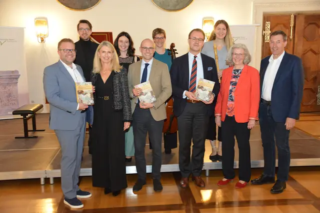 Buchpräsentation des Tagungsbands "Lebenswelten im Schwäbischen Barockwinkel" v.l. 1. Vorsitzender des Historischen Vereins Günzburg Stefan Baisch, Stellvertretende Landrätin Monika Wiesmüller-Schwab, Herausgeber Dr. Raphael Gerhardt, Herausgeber PD Dr. Markus C. Müller, Sponsoren des Konzertabends Claudia und Roland Kober | Foto: Müller/Historischer Verein Günzburg