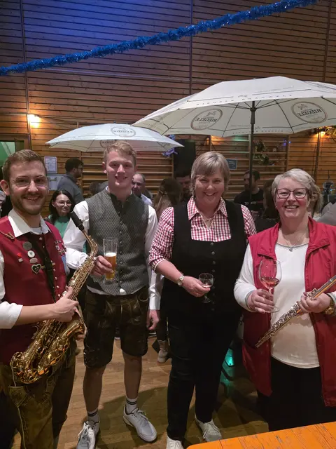 Dominik Ziegler, Melanie Schappin, Stefan Deisenhofer und Sandra Hötzendorfer beim Schmutterrauschen 2025. | Foto: Musikverein Batzenhofen