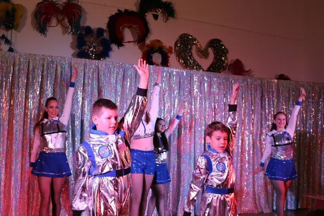 Das Motto der Jugendshowtanzgruppe Narrneusia 2026: „Sonne, Mond und Sterne“