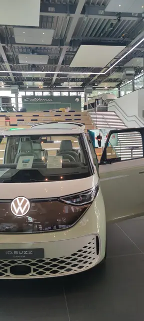 ID. Buzz Green mit Frontschürze aus Flachsfaser