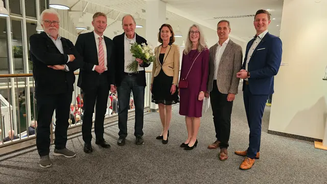 Von links: Klaus Konze, Künstler und Beirat Kunstausstellungen Kulturkreis Neusäß; Richard Greiner, 1. Bürgermeister der Stadt Neusäß; Dr. Martin Müller, Künstler und Bildhauer / 22. Kunstpreis der Stadt Neusäß 2025; Maria-Stephanie Kemmerling, 1. Vorsitzende des Kulturkreises Neusäß; Dr. Sylvia Jäkel, Kuratorin der Ausstellungen im Rathaus Neusäß; Klaus Fliege, Künstler / Sonderpreis der Sparkasse Schwaben-Bodensee; Sebastian Spieler, Gebietsdirektor der Sparkasse Schwaben-Bodensee; | Foto: Stadt Neusäß