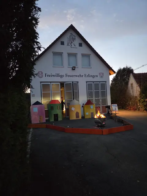 Kinder der Feuerwehr Erlingen nutzten die Herbstferien, um die Kulisse zu basteln | Foto: Freiwillige Feuerwehr Erlingen