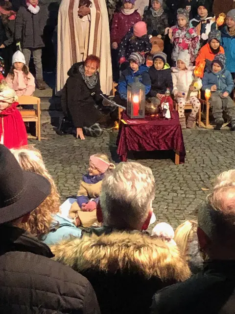 Foto: In einem szenischen Spiel zeigten die Buben und Mädchen das Teilen des Mantels.