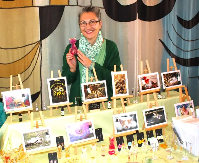 Anita Dieminger aus dem benachbarten Ellgau stellte den Ausstellungsbesuchern ihr Spendenangebot „Für die Katz“ für Streuner und Bauernhofkatzen vor. | Foto: Peter Heider