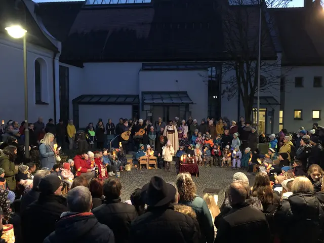 Foto: Mit einer stattlichen Anzahl von Mitfeiernden fand auf dem Kirchenvorplatz in Ellgau die Martinsfeier des Kinderhauses statt.