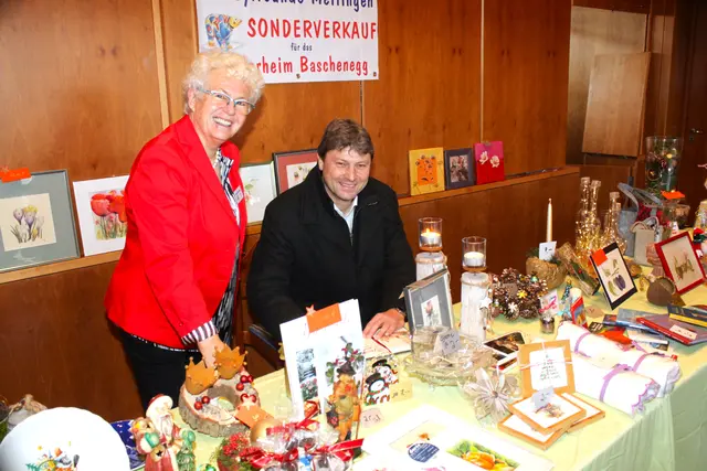 Auch ein Sonderkauf für das Kinderheim in Baschenegg (auf dem Bild Anne Herbst und Michael Higl) bereicherte die zweitägige Ausstellung. | Foto: Peter Heider