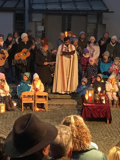 Foto: Kaplan Tony freute sich, dass er mit den Kindern das Martinsfest feiern durfte.