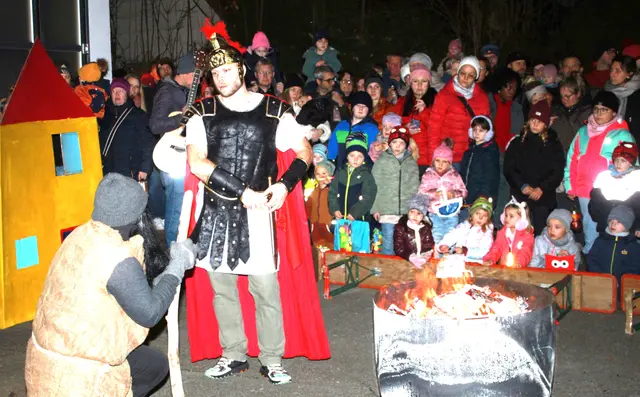 Mit leuchtenden Augen verfolgten die Kinder mit ihren Eltern die Martinslegende vor dem Lagerfeuer, die Ansgar Mann (rechts) und Michael Koschta (links) vorspielten. | Foto: Peter Heider