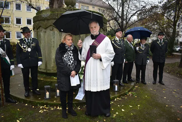 Gedenkfeier zum Volkstrauertag am Ehrenmal auf dem Alten Döhrener Friedhof