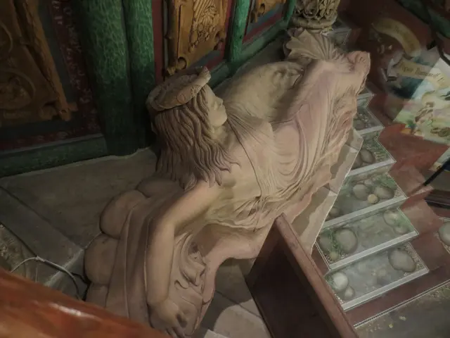 Ein Engel liegt auf der Brüstung.